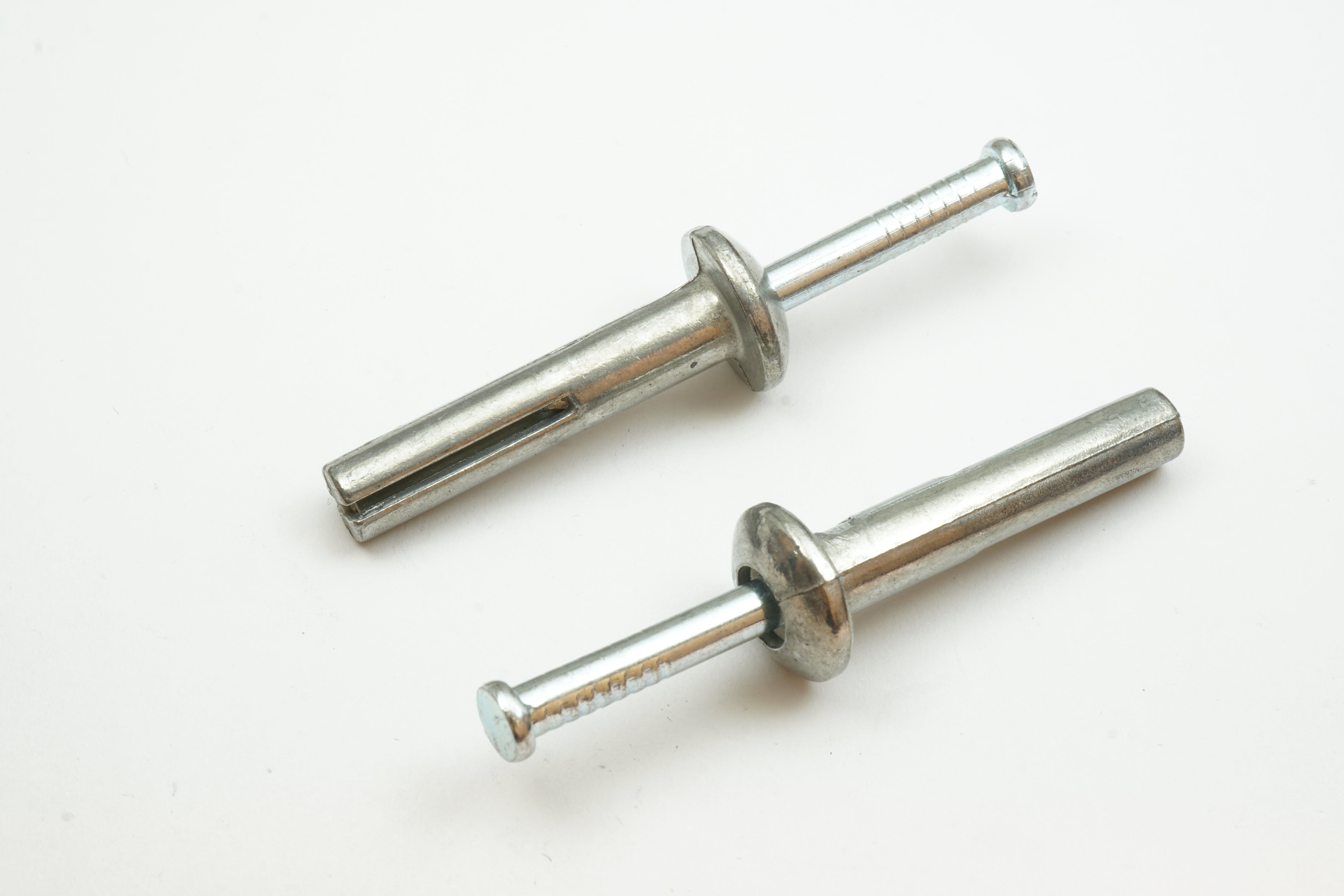 Bulk Hammer Drive Anchors – Mushroom Head – Zinc Alloy with Zinc-Plated Nails – Monster Bolts